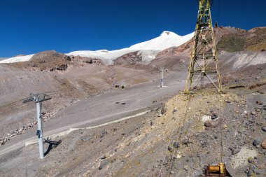 Terskol köyünün güneşli manzarası Elbrus Dağı, Kuzey Kafkasya, Kabardino-Balkaria, Rusya.
