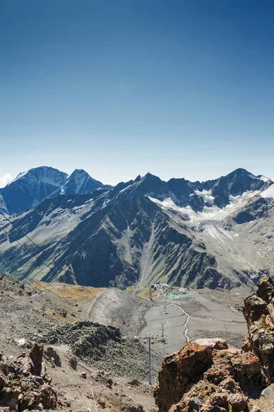 从俄罗斯卡巴尔迪诺 巴尔卡尔北高加索Elbrus山看到Terskol村的阳光 — 图库照片