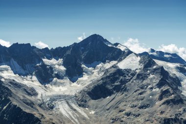Terskol köyünün güneşli manzarası Elbrus Dağı, Kuzey Kafkasya, Kabardino-Balkaria, Rusya.