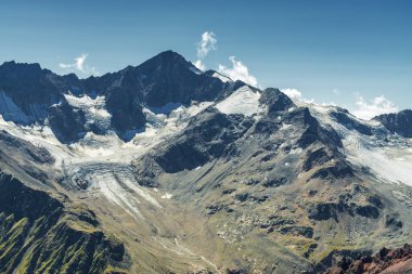 Terskol köyünün güneşli manzarası Elbrus Dağı, Kuzey Kafkasya, Kabardino-Balkaria, Rusya.