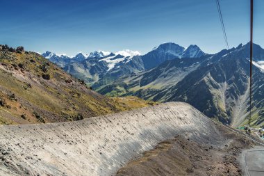 Terskol köyünün güneşli manzarası Elbrus Dağı, Kuzey Kafkasya, Kabardino-Balkaria, Rusya.