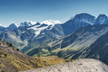 Terskol köyünün güneşli manzarası Elbrus Dağı, Kuzey Kafkasya, Kabardino-Balkaria, Rusya.