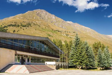 Elbrus Dağı yakınlarındaki dağların güneşli manzarası, Kuzey Kafkasya, Kabardino-Balkaria, Rusya.