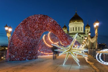 İsa 'nın Tapınağı' nın günbatımı vinter görüntüsü Noel süsleriyle, Moskova, Rusya.