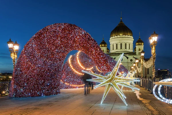 Sonnenuntergang Vinter Ansicht Des Tempels Von Christus Retter Mit Weihnachtsdekoration lizenzfreie Stockbilder