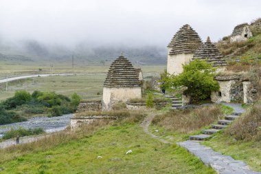 Kuzey Osetya, Kuzey Kafkasya, Rusya 'daki Dargavs köyünün Antik Alanya nekropolünün (Ölüler Şehri) bulutlu manzarası