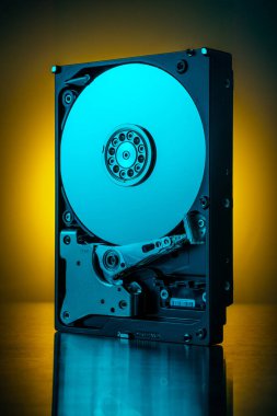 Metal fırçalanmış arka plandaki sabit diskin içinde.