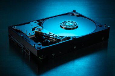 Metal fırçalanmış arka plandaki sabit diskin içinde.