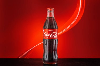 MOSCOW, RUSSIA - 5 Mayıs 2020: Parlak renkli arka planda klasik Coca-Cola şişesi.
