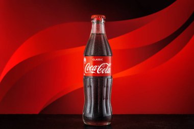 MOSCOW, RUSSIA - 5 Mayıs 2020: Parlak renkli arka planda klasik Coca-Cola şişesi.