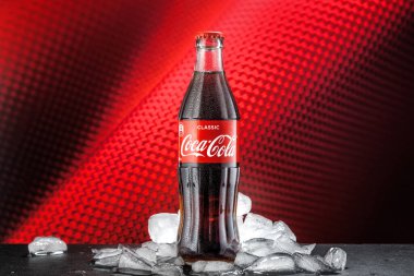 MOSCOW, RUSSIA - 5 Mayıs 2020: Parlak renkli arka planda klasik Coca-Cola şişesi.