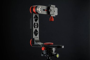 Sanal turlar ve panoramik resimler yapmak için arka planda panoramik kafa. 