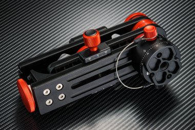 Sanal turlar ve panoramik resimler yapmak için arka planda panoramik kafa. 