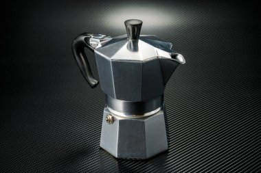 Moka kahve makinesi koyu arkaplanda..