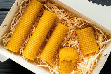 Kutudaki dekoratif Paskalya mumları, balmumundan yapılma, iç mekan ve gelenek için bal aromalı.