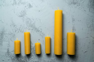 Balmumundan yapılmış dekoratif mumlar. İç mekan için bal aromalı. Ve beton arka planda gelenek..