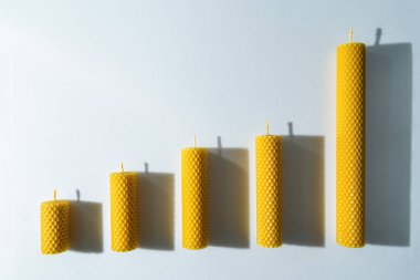 Balmumundan yapılmış dekoratif mumlar. İçi bal aromalı ve beyaz arka planda gelenek..