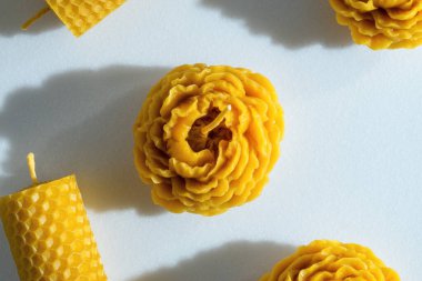 Balmumundan yapılmış dekoratif mumlar. İçi bal aromalı ve beyaz arka planda gelenek..