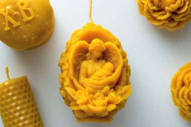 Balmumundan yapılmış dekoratif Paskalya mumları. İç mekan için bal aromalı ve beyaz arka planda gelenek..