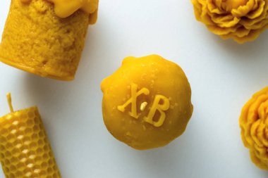 Balmumundan yapılmış dekoratif Paskalya mumları. İç mekan için bal aromalı ve beyaz arka planda gelenek..