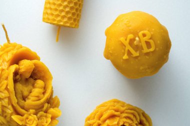 Balmumundan yapılmış dekoratif Paskalya mumları. İç mekan için bal aromalı ve beyaz arka planda gelenek..