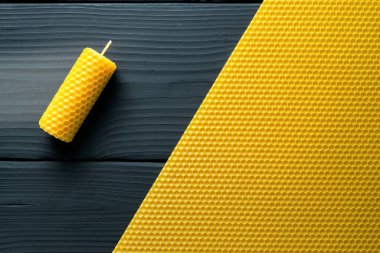 Balmumundan yapılmış dekoratif mumlar. İç mekan için bal aromalı. Koyu ahşap arka planda gelenek..