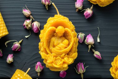 Balmumundan yapılma dekoratif Paskalya mumları. İç mekan için bal aromalı. Koyu ahşap arka planda gelenek..