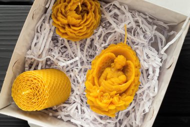 Kutudaki dekoratif Paskalya mumları, balmumundan yapılma, iç mekan ve gelenek için bal aromalı.