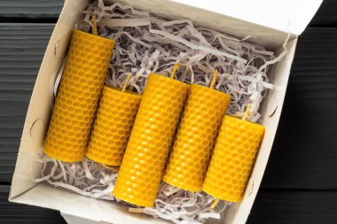 Kutudaki dekoratif mumlar, balmumundan yapılma. İç mekan ve gelenek için bal aromalı..