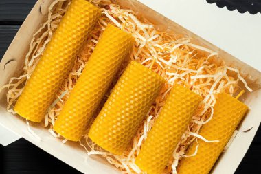 Kutudaki dekoratif mumlar, balmumundan yapılma. İç mekan ve gelenek için bal aromalı..