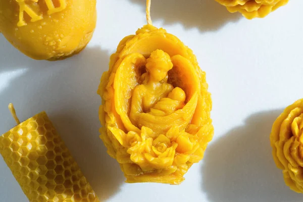 Balmumundan yapılmış dekoratif Paskalya mumları. İç mekan için bal aromalı ve beyaz arka planda gelenek..