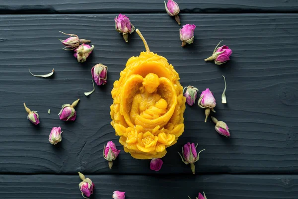 Balmumundan yapılma dekoratif Paskalya mumları. İç mekan için bal aromalı. Koyu ahşap arka planda gelenek..