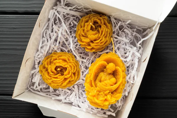 Kutudaki dekoratif Paskalya mumları, balmumundan yapılma, iç mekan ve gelenek için bal aromalı.