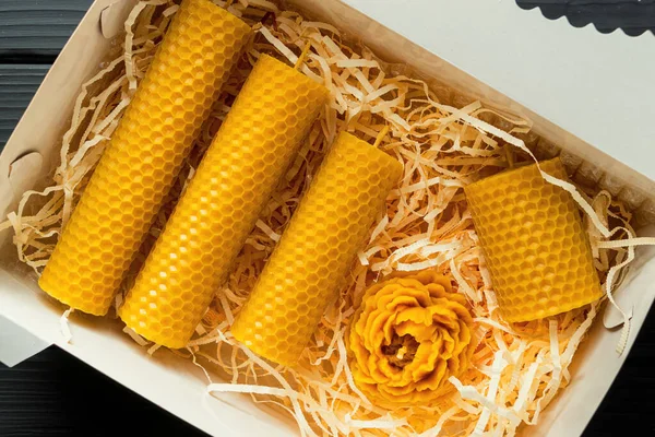 Kutudaki dekoratif mumlar, balmumundan yapılma. İç mekan ve gelenek için bal aromalı..