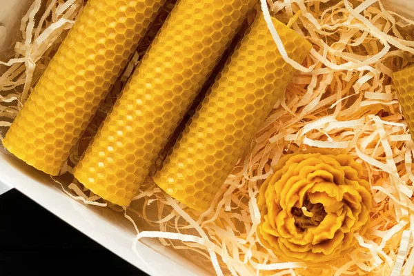 Kutudaki dekoratif mumlar, balmumundan yapılma. İç mekan ve gelenek için bal aromalı..