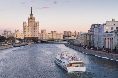 Kremlin, Kızıl Meydan ve Zaryadye Parkı yakınlarındaki Moskova 'nın kış günbatımı manzarası, Rusya.