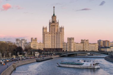 Kremlin, Kızıl Meydan ve Zaryadye Parkı yakınlarındaki Moskova 'nın kış günbatımı manzarası, Rusya.