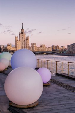 Kremlin, Kızıl Meydan ve Zaryadye Parkı yakınlarındaki Moskova 'nın kış günbatımı manzarası, Rusya.
