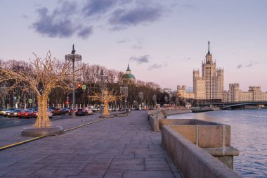 Kremlin, Kızıl Meydan ve Zaryadye Parkı yakınlarındaki Moskova 'nın kış günbatımı manzarası, Rusya.