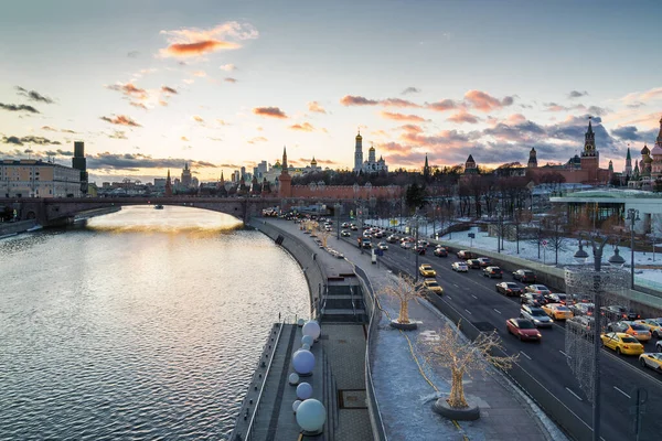 Kremlin, Kızıl Meydan ve Zaryadye Parkı yakınlarındaki Moskova 'nın kış günbatımı manzarası, Rusya.