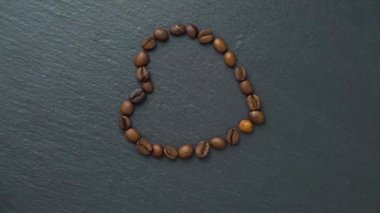 Kalp deseni, kavrulmuş kahve çekirdeğinden yapılmış. Uzayı var, düz uzanmış, yavaşça dönüyor..