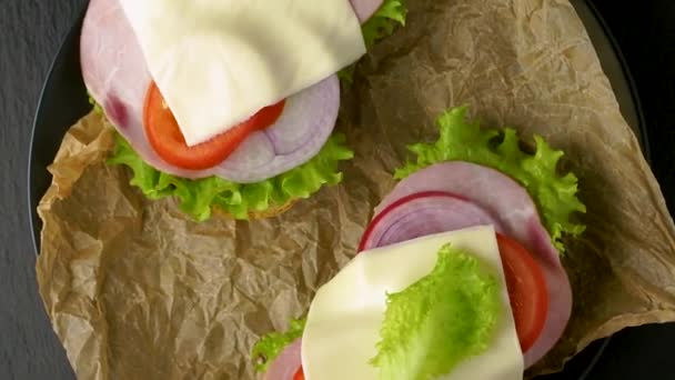 Смачні Бутерброди Обертаються Фоні Темного Каменю Вид Плоскою Поверхнею — стокове відео