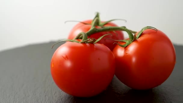 Hele Rode Heerlijke Tomaten Met Groene Stengels Draaien Een Donkere — Stockvideo