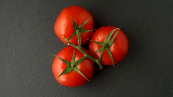 Całe Czerwone Pyszne Pomidory Zielonymi Łodygami Obracają Się Ciemnym Kamiennym — Wideo stockowe