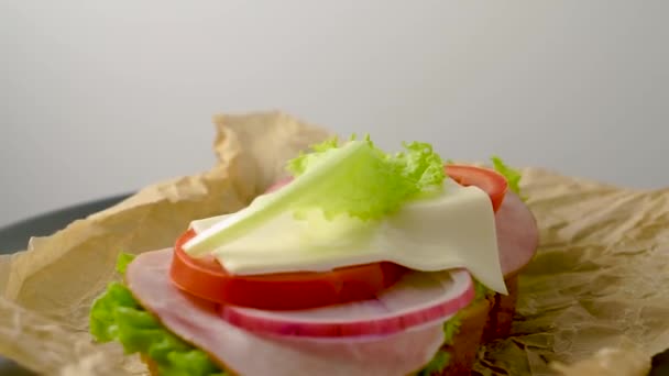 맛있는 샌드위치는 위에서 풍경으로 회전한다 — 비디오