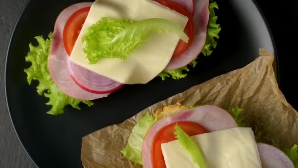 Köstliche Sandwiches Drehen Sich Auf Einem Dunklen Steinhintergrund Flache Ansicht — Stockvideo