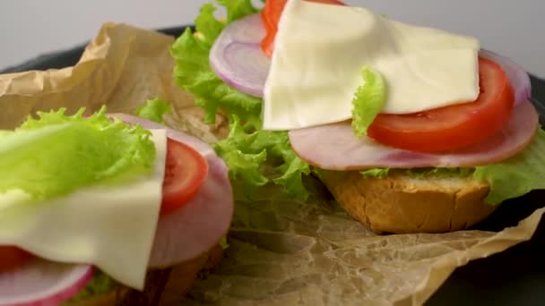 Sanduíches Deliciosos Giram Fundo Pedra Escura Vista Flatlay — Vídeo de Stock