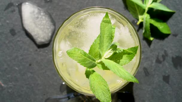 Cóctel Giratorio Verano Frío Con Hielo Soda Menta — Vídeos de Stock