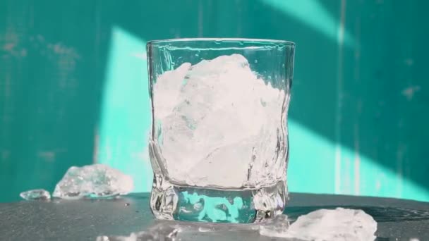 Coquetel Verão Frio Rotativo Com Gelo Refrigerante Hortelã — Vídeo de Stock