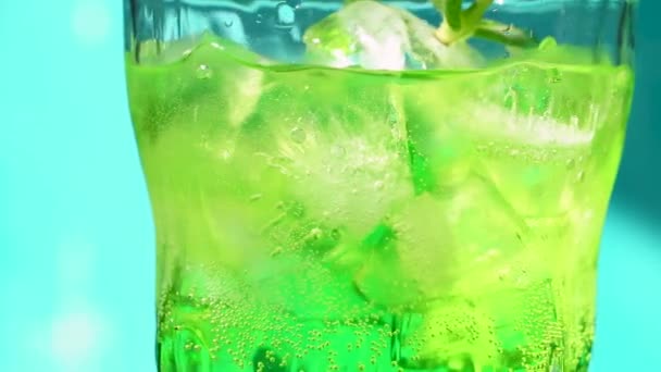 Rotierender Kalter Sommercocktail Mit Eis Soda Und Minze — Stockvideo